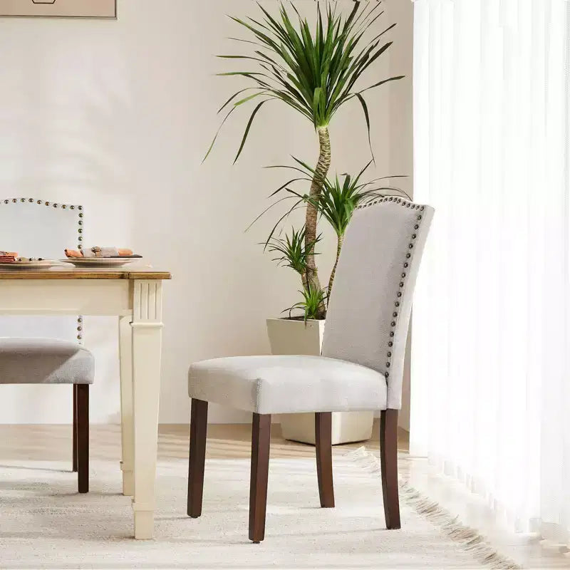 Sedia da pranzo imbottita senza braccioli con borchie e gambe in legno, set da 2, Beige/Nero/Grigio