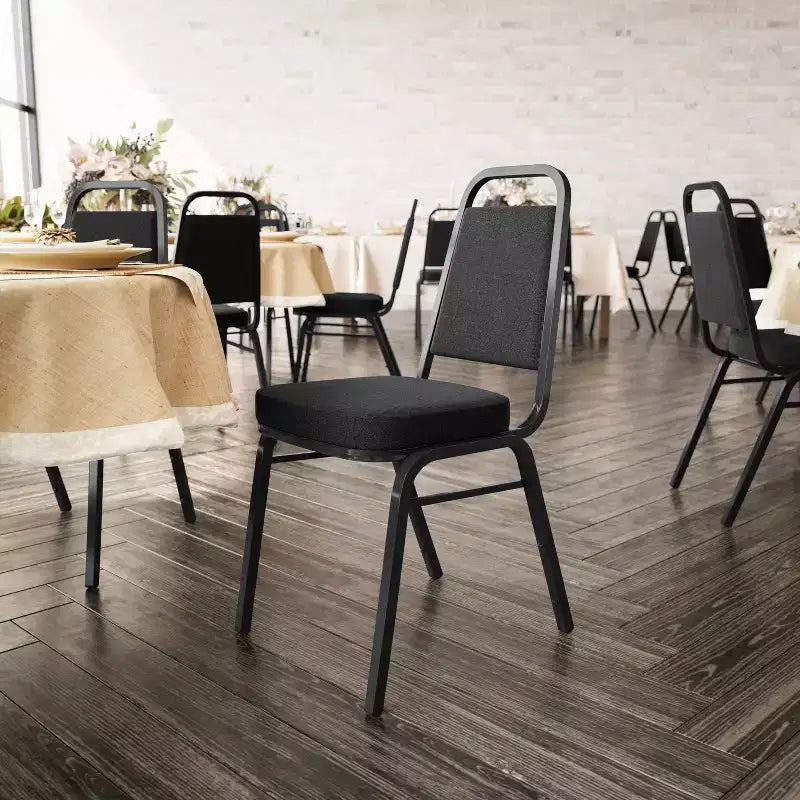 Sedia da banchetto impilabile con schienale trapezoidale imbottito nero (confezione da 4) (posti a sedere 4)