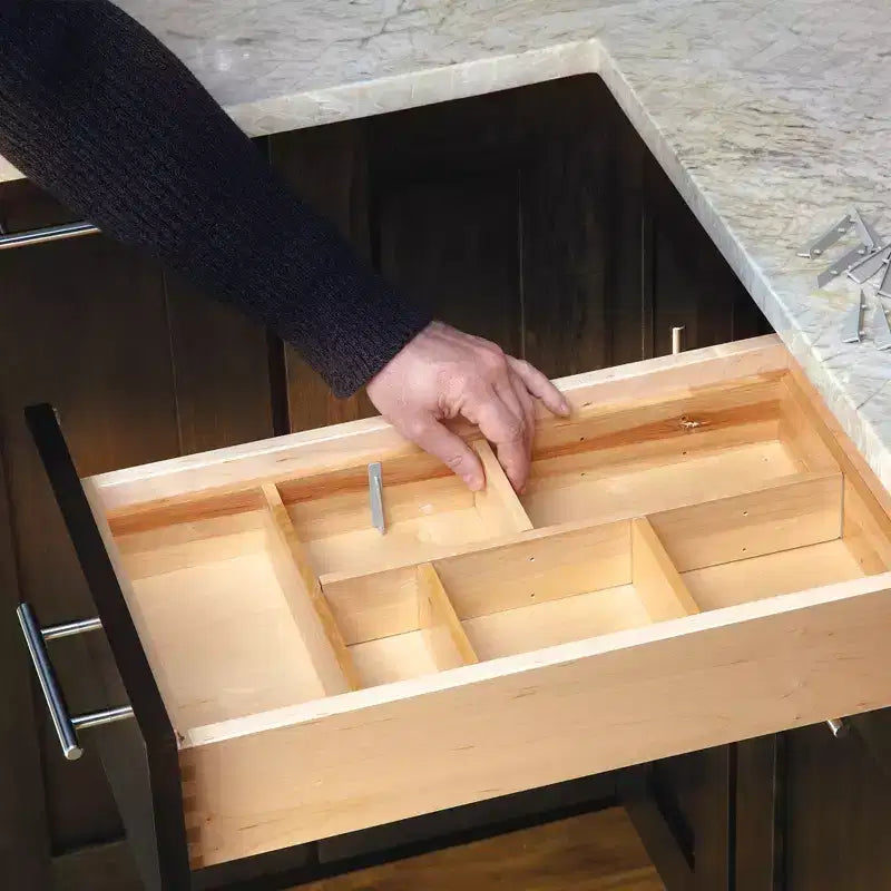 Organizzatore per cassetto da cucina ad incasso in legno d'acero con divisori regolabili